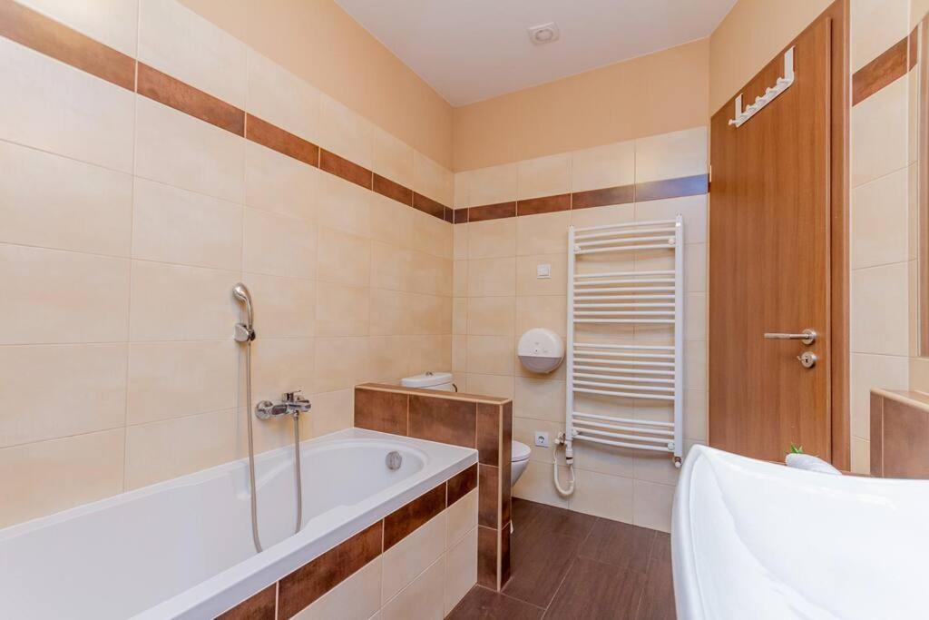 Synagogue Loft 3br Free Parking Apartment Budapest