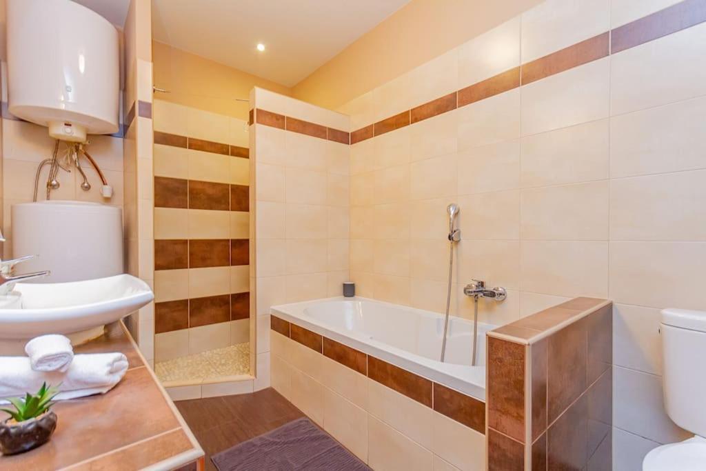 Apartment Synagogue Loft 3br Free Parking Budapest