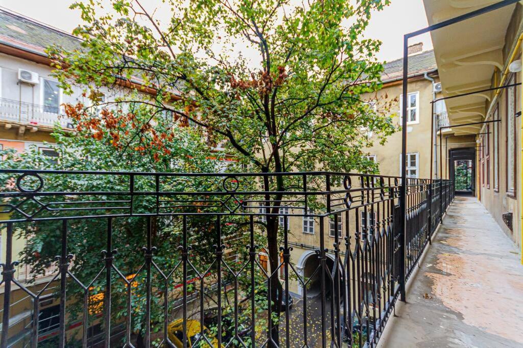 Apartment Synagogue Loft 3br Free Parking Budapest
